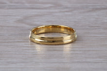 Load image into Gallery viewer, Edge set Diamond 18ct Yellow Gold Wedding Band