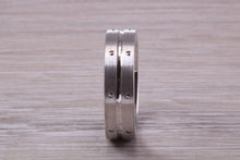 Load image into Gallery viewer, Gents 6 mm Wide Patterned White Gold Band