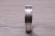 Load image into Gallery viewer, Gents 6 mm Wide Patterned White Gold Band