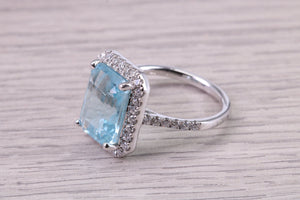 Large 4.57 carat Aquamarine and 0.60ct Diamond set 18ct White Gold Ring